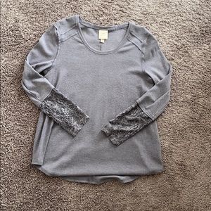 Embroidered sleeve cuff long sleeve tee